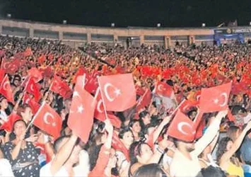 Konserde bayrak şov