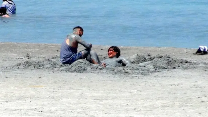 Salda Gölü'nde yasağa aldırış etmediler! İstenmeyen görüntüler