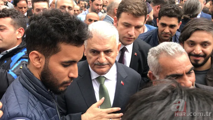 Eyüp'te cuma namazını kılan Binali Yıldırım'a yoğun ilgi