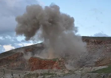 Muş'ta bomba yüklü araç havadan vuruldu