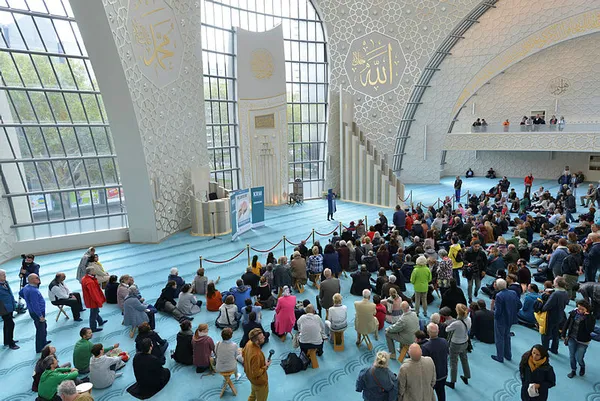 Almanlar Başkan Erdoğan’ın açılışını yaptığı camiyi hayranlıkla gezdi