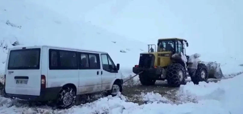 Siirt'te oy pusulalarını ve seçim görevlilerini taşıyan araba karda mahsur kaldı