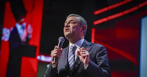 Yolsuzluk şüphelileri parti zirvesine taşındı!