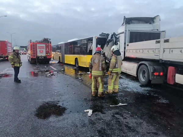 1679291818282.jpg Son dakika: İstanbul'da feci kaza! TIR yol bakım aracı ve İETT otobüsüne çarptı - 1