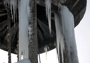 Soğuk havada borular patladı! Su deposu 'buz kulesi' oldu