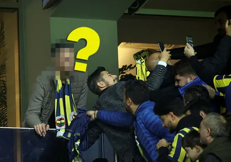 Robin van Persie Fenerbahçe Beşiktaş dersini tribünden takip etti