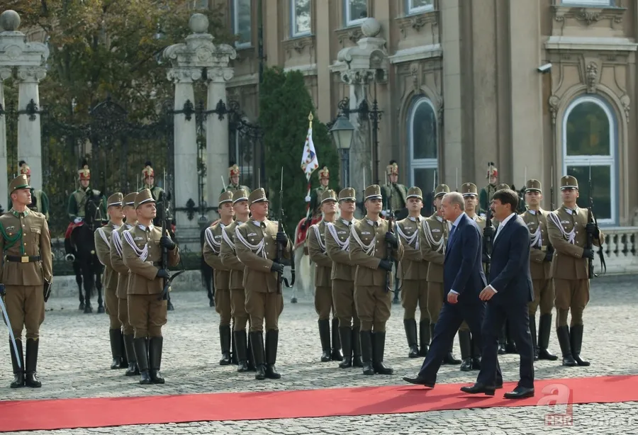 Başkan Erdoğan Janos Ader tarafından resmi törenle karşılandı 23
