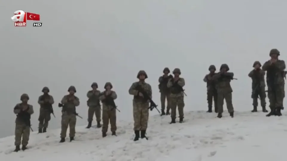Mehmetçikten sağlık çalışanlarına alkış! Duygulandıran anlar