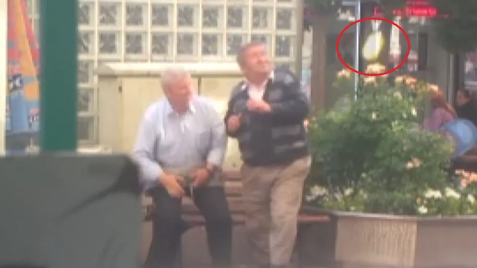 Isparta'da bankta oturan yaşlılara "sulu" ikaz! Neye uğradıklarını şaşırdılar