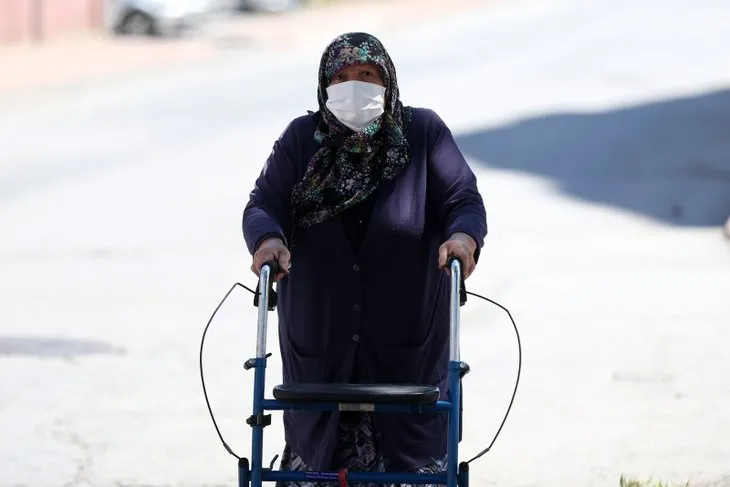 65 yaş üstü vatandaşlar 50 gün sonra sokakta! İşte o görüntüler