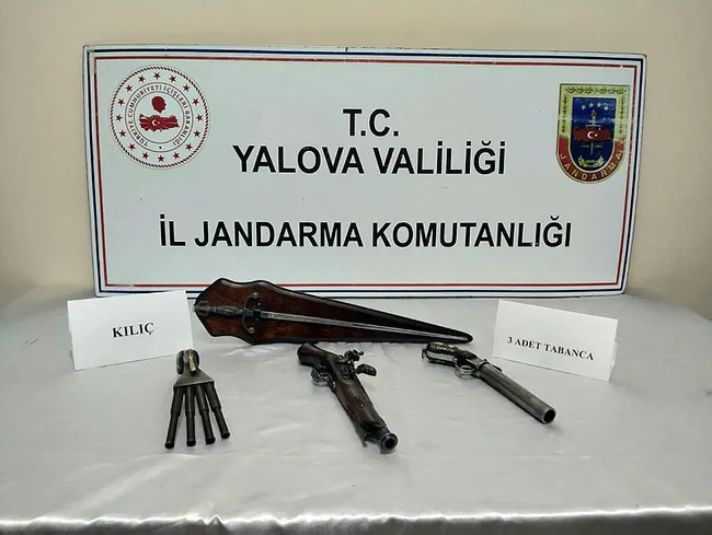 Yalova’da tarihi eser operasyonunda kılıç ve tabanca ele geçirildi