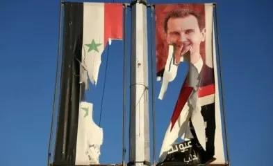 iran-basinindan-kustah-analiz-baskan-erdoganin-agzindan-yalan-metin-yazip-tehdit-ettiler-1734439600772.jpg Muhaliflerin parçaladığı Beşşar Esad görseli ve rejim bayrağı (Arşiv)