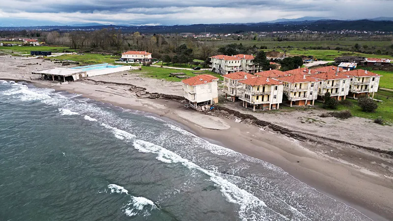 Karasu'da korkutan görüntü! Kıyı erozyonu yıkımın eşiğine getirdi - 4
