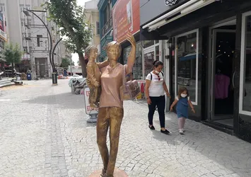 Kimse anlam veremedi! Selfie yapan kadın heykelinin elindeki telefon çalındı