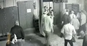 İmam ve cemaate sopayla saldırdı!
