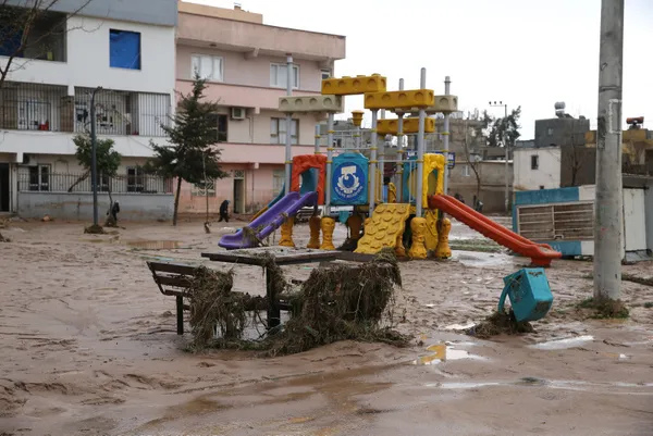 Meral Akşener sel felaketi üzerinden siyaset devşirdi: Fotoğraflara rağmen Hükümet köstek oluyor iftirası