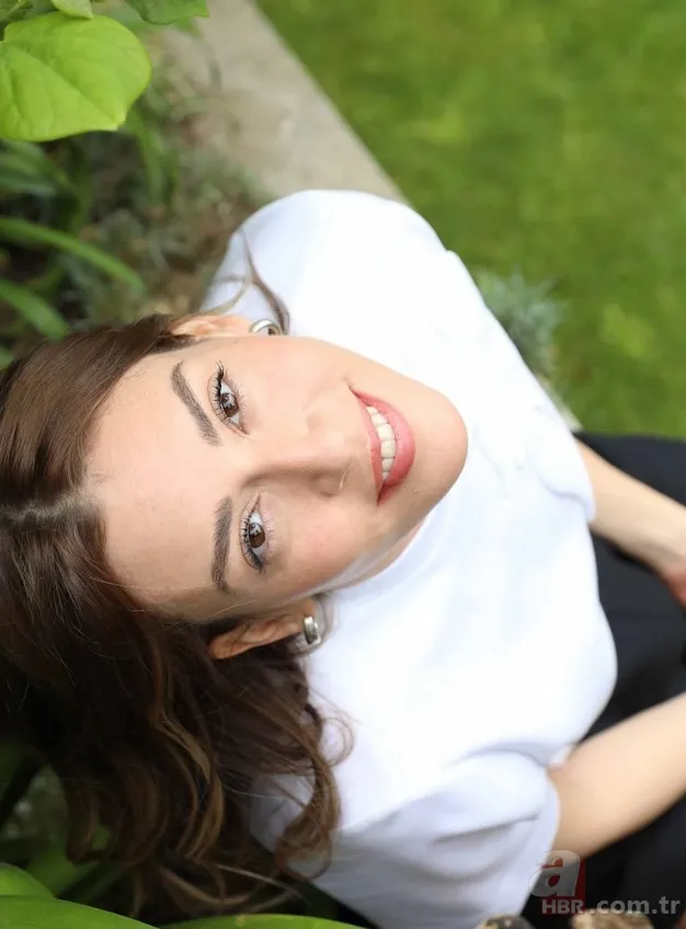 Gösterişsiz ama etkili: Sinem Kobal’ın vazgeçemediği 2 güzellik malzemesi 8