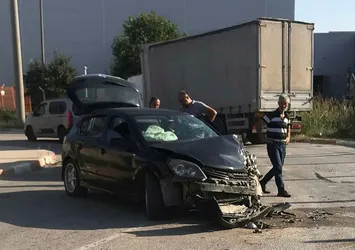 Bursa'da kamyon ile otomobil çarptı: İkisi çocuk beş kişi yaralandı
