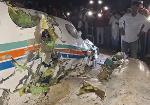 Hindistan’da ambulans uçak düştü