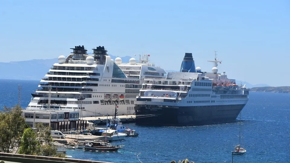 Bodrum’a iki yolcu gemisi geldi!