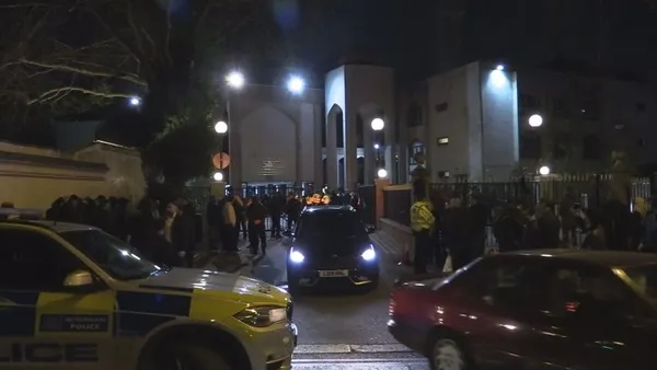 İngiltere’nin başkenti Londra’da polis, zanlıları yakalamak için camiye girdi