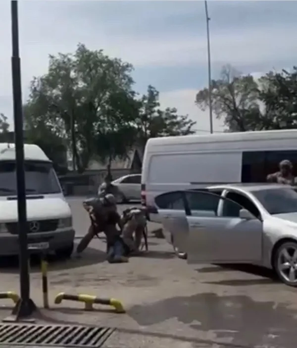 Son dakika | Kırgızistan'da darbe girişimi! 110 asker ve diplomat gözaltında - 3