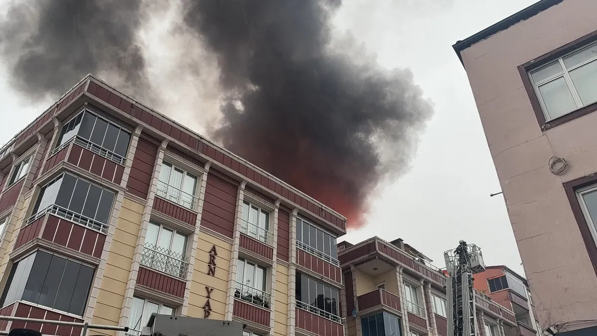 Arnavutköy’de korku dolu anlar! Çatıda çıkan yangın yan binaya sıçradı