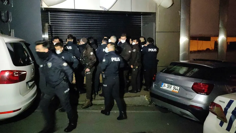 Son dakika | Koronavirüsü hiçe saydılar! Polis hepsine kesti cezayı! Sinirleri zıplatan görüntüler