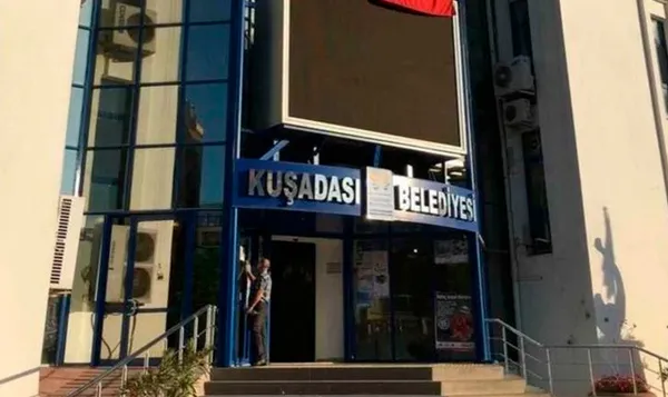 chpli-kusadasi-belediyesinde-yolsuzluk-operasyonu-micir-vurgununda-supheliler-adliyeye-sevk-edildi-1665047211429.jpg CHP'li Kuşadası Belediyesi'nde yolsuzluk operasyonu! Mıcır vurgununda şüpheliler adliyeye sevk edildi - 1