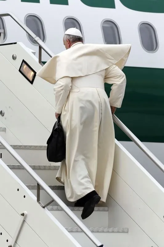 Papa az kalsın düşüyordu