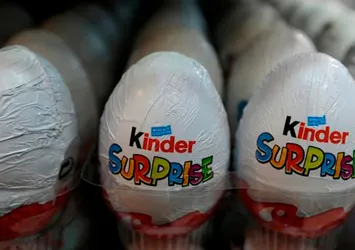 İngiltere'de Kinder Sürpriz skandalı! Tek tek toplatıyorlar | Onlarca çocuğa salgın bulaştırdı