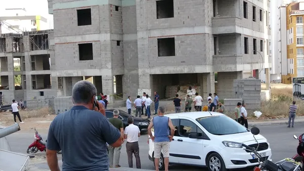 mersinde-kahreden-olum-insaatin-11inci-kattan-dusen-isci-yasamini-yitirdi-1654192365797.jpg Mersin’de kahreden ölüm! İnşaatın 11'inci kattan düşen işçi yaşamını yitirdi - 6