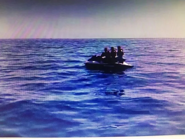 'İzmir Jandarması’ndan flaş operasyon! FETÖ’cüler jet ski ile kaçmaya çalıştı, adaya ulaşamadan yakalandı - 1