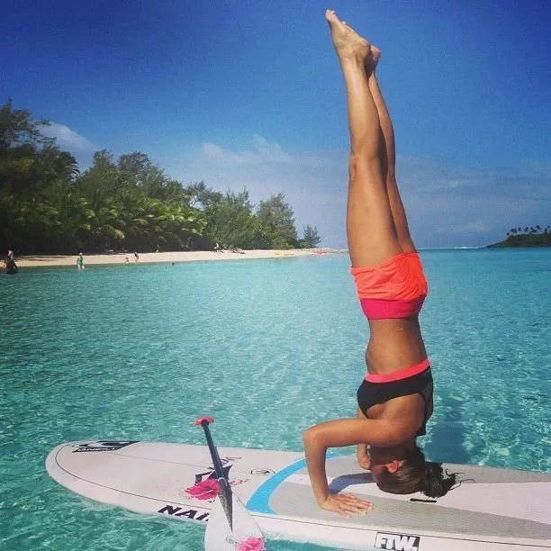 Sörf tahtasında yoga