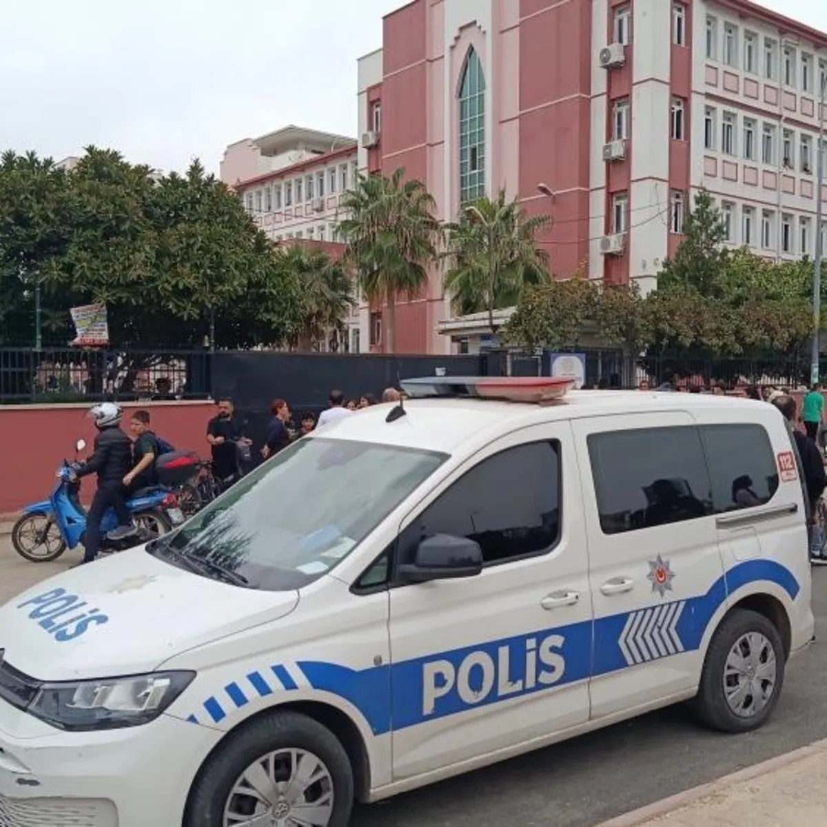 Ortaokulda kız öğrenciler arasında dedikodu kavgası! Arkadaşını ekmek bıçağıyla yaraladı