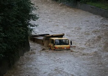 Rize'de şiddetli yağış eğitime ara verdirdi