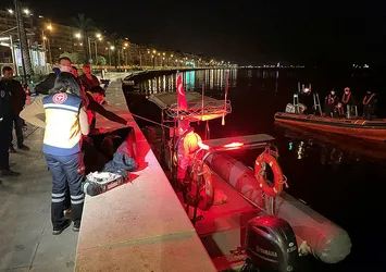İzmir'de denizde erkek cesedi bulundu