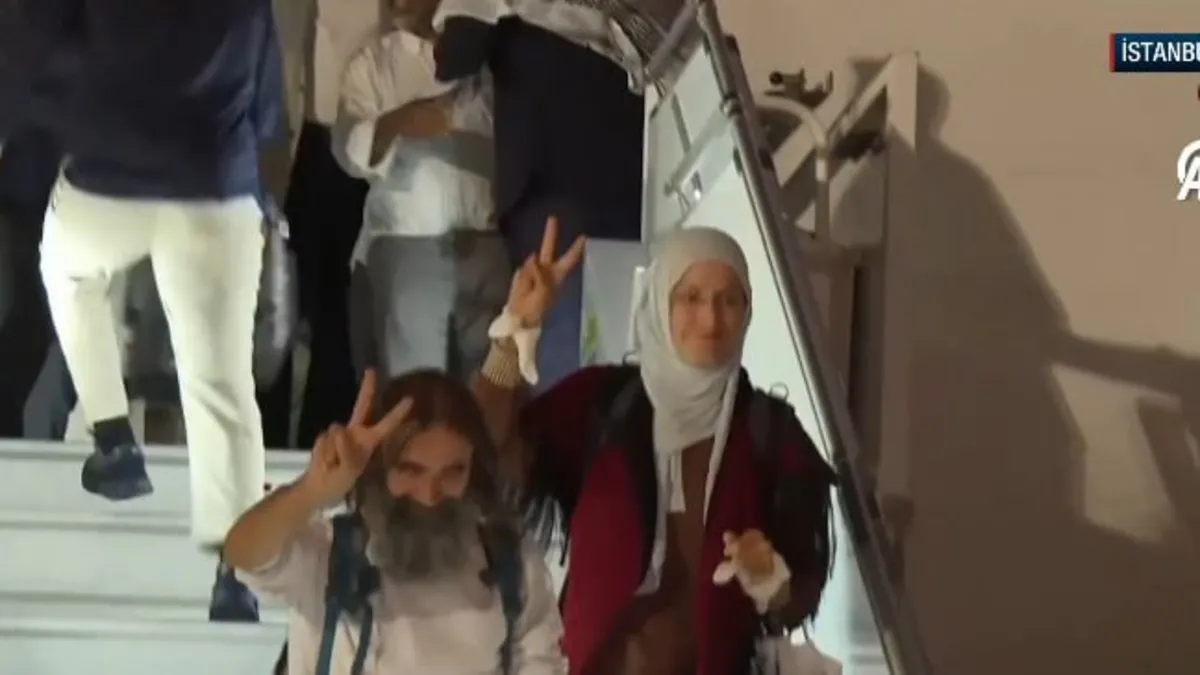 Katil İsrail esir almıştı! 15 Türk aktivist yurda döndü | Havalimanında duygu dolu anlar