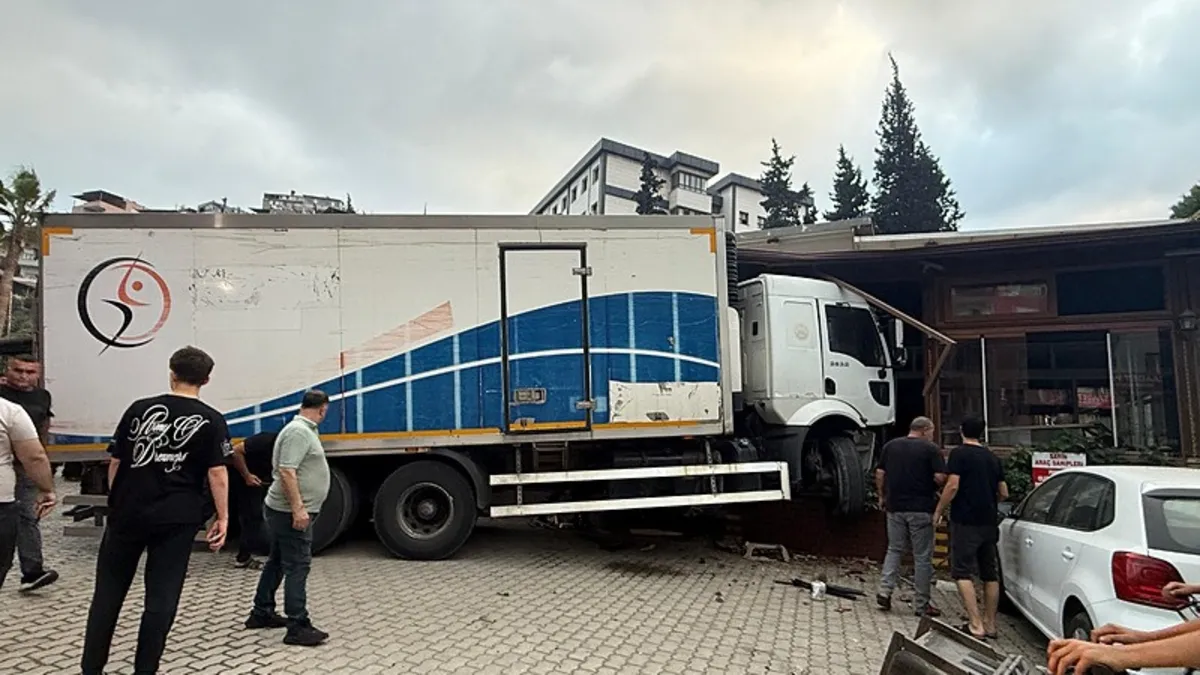 Hatay'da vidanjör ve restorana çarpan kamyonun şoförü yaralandı