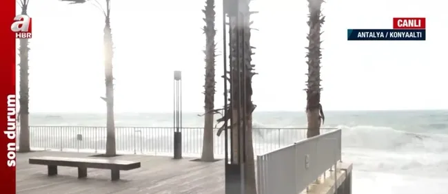 antalyada-firtina-etkili-oluyor-konyaaltinda-dalgalarin-boyu-4-metreyi-asti-1674823948548.jpg