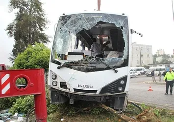 Antalya'da devrilen servis aracı 20 metre sürüklendi: 19 yaralı