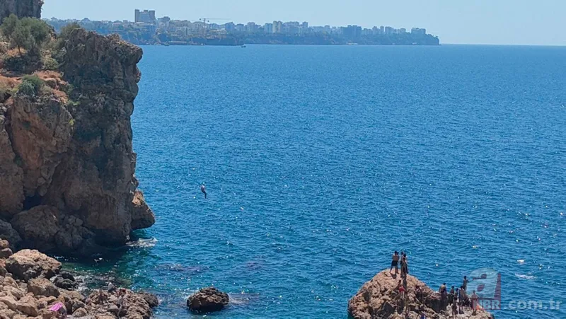 Herkes öldü sandı! 40 metre yükseklikten denize atlayan genç paniğe neden oldu 7