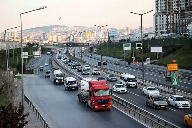 İstanbul'da "tam kapanma" öncesinde şehir dışına çıkmak isteyenler nedeniyle trafik yoğunlaştı - 1