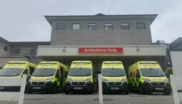 İngiltere'de sağlık sistemi alarm veriyor! 90 yaşında bir kadın 40 saat ambulans, 20 saat sedye bekledi