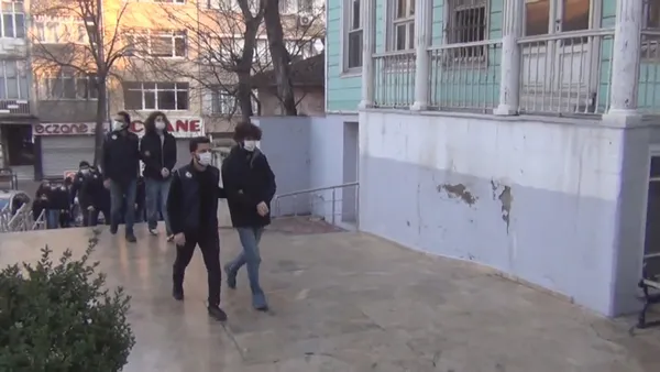 bogazici-universitesi-provokasyonu-polis-aracina-saldiranlar-tutuklandi-1612686953573.jpg Boğaziçi Üniversitesi provokasyonu! Polis aracına saldıranlar tutuklandı - 1