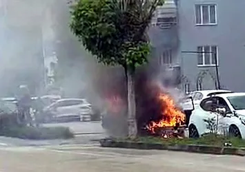 Bursa'da seyir halindeki araç alevlere teslim oldu