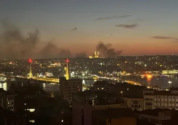 Haliç'te tekne alevlere teslim oldu!