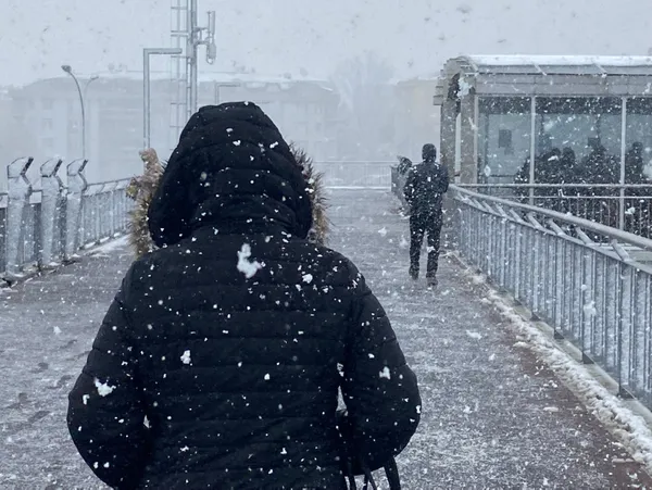 meteoroloji-yeni-hava-durumu-raporunu-yayinladi-istanbul-dahil-41-ile-sari-ve-turuncu-kodlu-uyari-istanbulda-k-1647671508552.jpg Meteoroloji yeni hava durumu raporunu yayınladı! İstanbul dahil 41 ile sarı ve turuncu kodlu uyarı | İstanbul'da kar yağışı devam edecek mi? Trafiğe çıkmayın - 7
