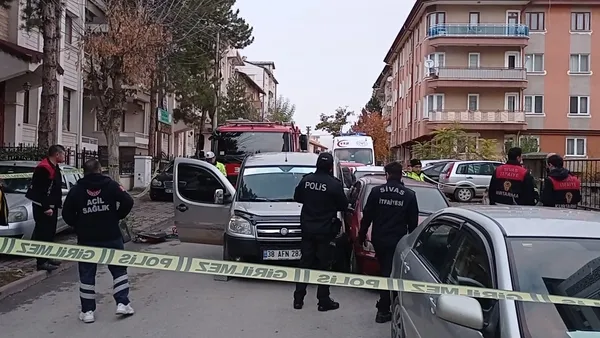 sivasta-korkunc-olay-2-otomobilin-arasinda-sikisarak-can-verdi-1668060123935.jpg Sivas’ta korkunç olay! 2 otomobilin arasında sıkışarak can verdi - 2