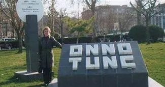 Onno Tunç anıtını yıktık çünkü..